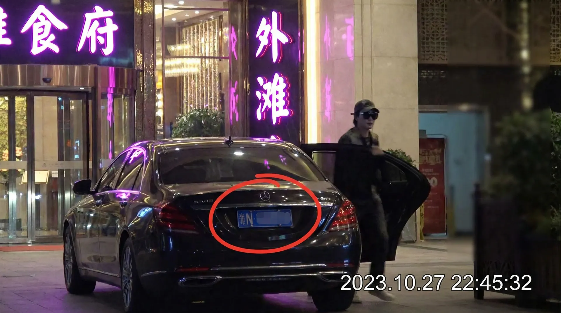【吃瓜社区专区】吃瓜社区今日热点 - 爆料聚集地导航 - 豪车餐厅外被拍